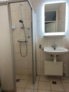 Et badeværelse på Recreatiebungalow Lochem + 18 billeder