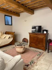 un soggiorno con un divano e un tavolino da caffè di La casa dei caprioli appartamento in casale a Montepulciano