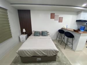 - une petite chambre avec 2 lits et un comptoir dans l'établissement Llames Studios Near Mactan Airport - Rustic & Spacious, à Lapu Lapu City