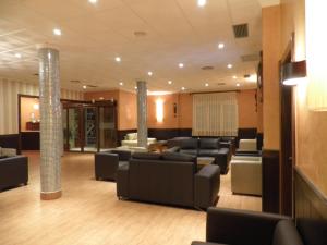 - une salle d'attente avec des canapés et des chaises dans un bâtiment dans l'établissement Hotel Ciudad de Jódar, à Jódar