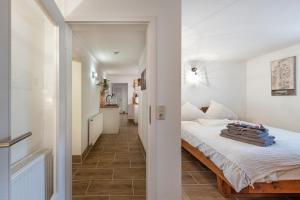 una piccola camera con letto e corridoio di MarEwa Ferien a Mechernich