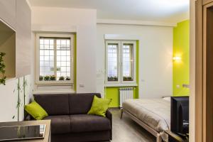 a living room with a couch and a bed at The Green Corner in Rome