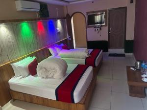 Ένα ή περισσότερα κρεβάτια σε δωμάτιο στο Pathivara Hotel +8 φωτογραφίες