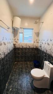 Ένα μπάνιο στο Away From Home - 6 - Home Stay Ooty, Entire 3BHK Villa