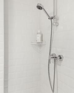 Ένα μπάνιο στο Modern Studio Next to Old Town