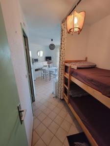 En eller flere senge i et værelse på Studio centre port Valras