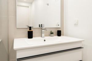 Ένα μπάνιο στο Modern Apartment with Great View