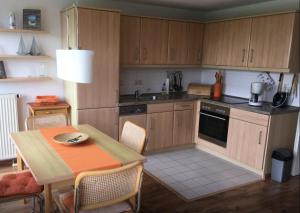 Η κουζίνα ή μικρή κουζίνα στο Ferienwohnung Boddenblick