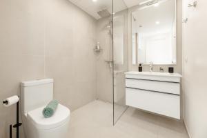 Ένα μπάνιο στο Modern Apartment with Great View