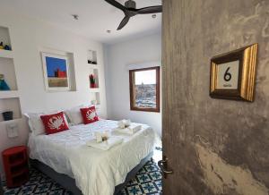 Rúm í herbergi á Senglea Suites