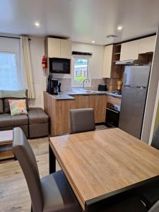 Η κουζίνα ή μικρή κουζίνα στο Domaine de kerlann mobil-home197