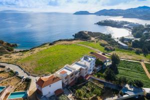 una vista aérea de una casa en una colina junto al agua en Psaromoura Residence, en Agia Pelagia