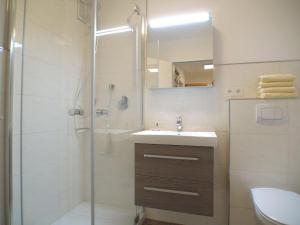 łazienka z prysznicem, umywalką i toaletą w obiekcie Melody -303- w mieście Mittenwald