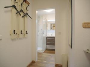 przedpokój z łazienką z prysznicem i umywalką w obiekcie Melody -303- w mieście Mittenwald