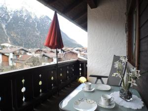 balkon ze stołem i widokiem na góry w obiekcie Melody -303- w mieście Mittenwald +3 zdjęcia