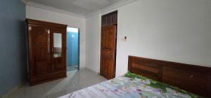 Un dormitorio con una cama y una puerta abierta. en Devina House, en Kuta