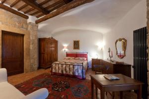 A bed or beds in a room at La Casa Degli Archi