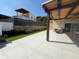 Зображення з фотогалереї помешкання הבית של אסף - 3 וילות משפחתיות זהות у місті H̱osen +8 фото