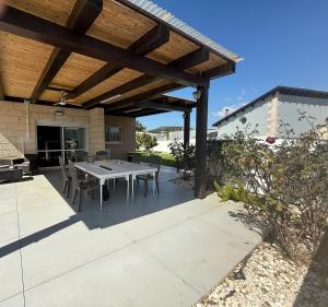 Зображення з фотогалереї помешкання הבית של אסף - 3 וילות משפחתיות זהות у місті H̱osen