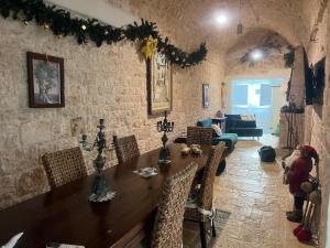 a dining room with a table and a living room at Milura Home - con vasca idromassaggi in Locorotondo