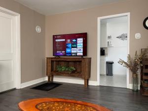 ein Wohnzimmer mit einem Flachbildfernseher auf einem Tisch in der Unterkunft Everything you need - 1 BR 1 BA WIFI SMART TV QN Bed Coffee in Wichita