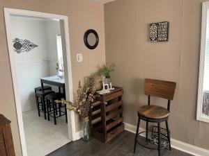 ein Esszimmer mit einem Tisch und einigen Stühlen in der Unterkunft Everything you need - 1 BR 1 BA WIFI SMART TV QN Bed Coffee in Wichita