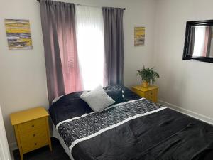 ein Schlafzimmer mit einem Bett und einem Fenster in der Unterkunft Everything you need - 1 BR 1 BA WIFI SMART TV QN Bed Coffee in Wichita