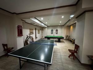 Una habitación grande con una mesa de ping pong. en Ezwi's Staycation, en Baguio