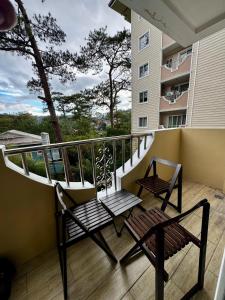 - Balcón con 2 bancos en un edificio en Ezwi's Staycation, en Baguio