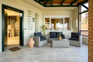 Un patio con sillas de mimbre y una mesa. en Psaromoura Residence, en Agia Pelagia 40 fotos más