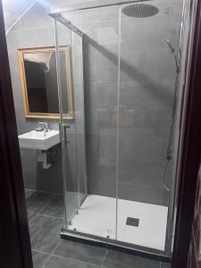 a bathroom with a shower and a sink at Casa Colón en la mancha in Herencia