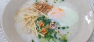 una ciotola bianca piena di cibo su un tavolo di Little Home in Town a Ban Lo Long