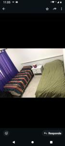 Un dormitorio pequeño con una cama y una mesita de noche. en El cairo, en San José