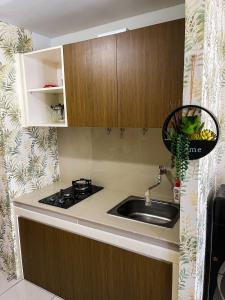 Apt Metropolitan Park Berkasi with Pool & Wifi by Damaresa的厨房或小厨房