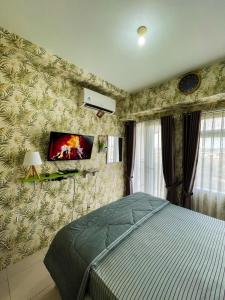 Apt Metropolitan Park Berkasi with Pool & Wifi by Damaresa客房内的一张或多张床位