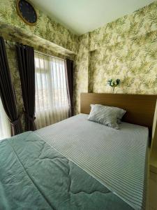 Apt Metropolitan Park Berkasi with Pool & Wifi by Damaresa客房内的一张或多张床位