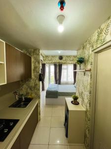 贝克西Apt Metropolitan Park Berkasi with Pool & Wifi by Damaresa的带水槽的厨房和1间带床的房间