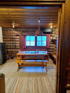 a living room with a couch and a table at Kelo 24, kahden makuuhuoneen kelomökki Syötteellä, valaistun ladun vieressä in Pudasjärvi