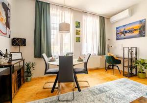 a living room with a table and chairs at Vienna Garden Bungalow in Langenzersdorf