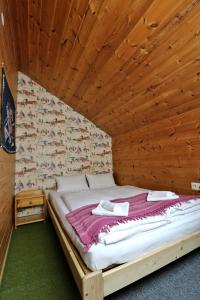 Postel nebo postele na pokoji v ubytování Ferienwohnung Tannenblick - 3 Schlafzimmer, Feldberg-Falkau