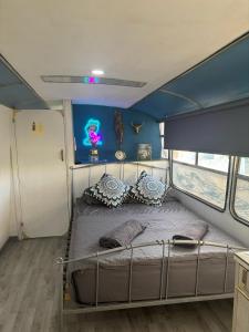 Postel nebo postele na pokoji v ubytování Couples Getaway Bus