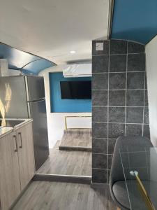 Kuchyň nebo kuchyňský kout v ubytování Couples Getaway Bus