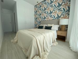 a bedroom with a large bed with a floral wallpaper at Rinconcito en el Paraíso Costa Ballena in Costa Ballena +41 photos