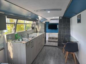 Kuchyň nebo kuchyňský kout v ubytování Couples Getaway Bus