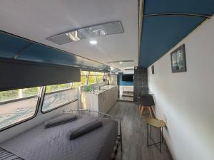 Posezení v ubytování Couples Getaway Bus