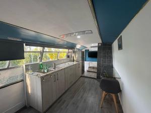 Kuchyň nebo kuchyňský kout v ubytování Couples Getaway Bus + 24 fotografií