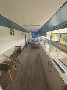 TV a/nebo společenská místnost v ubytování Couples Getaway Bus