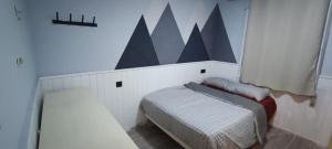 een kleine slaapkamer met een bed en een nachtkastje bij Muy bien in San Javier