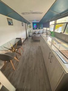 Kuchyň nebo kuchyňský kout v ubytování Couples Getaway Bus