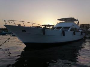 Ein Boot liegt bei Sonnenuntergang im Wasser vor Anker. in der Unterkunft Zafeer in Hurghada